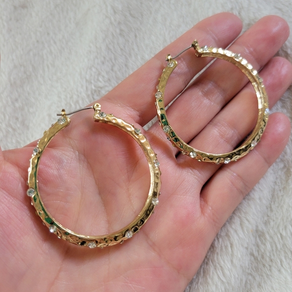 NWOT Elegant Crystal Accented Gold Tone Hammered Hoop Earrings - Picture 3 of 8
